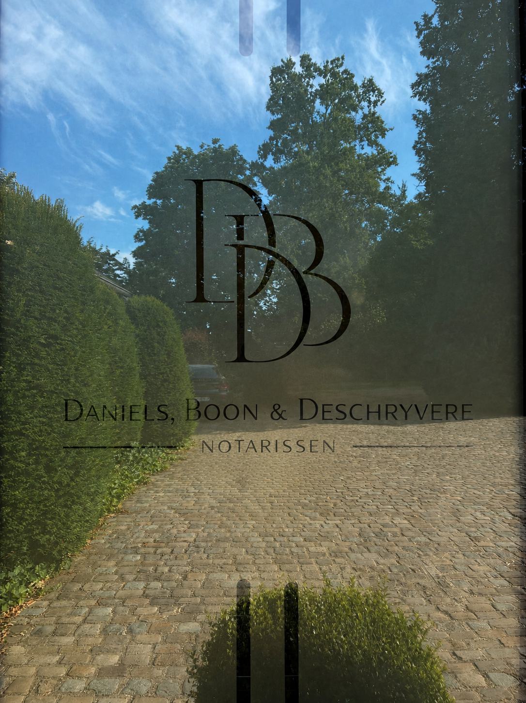 Notarissen logo reflectie in glazen deur