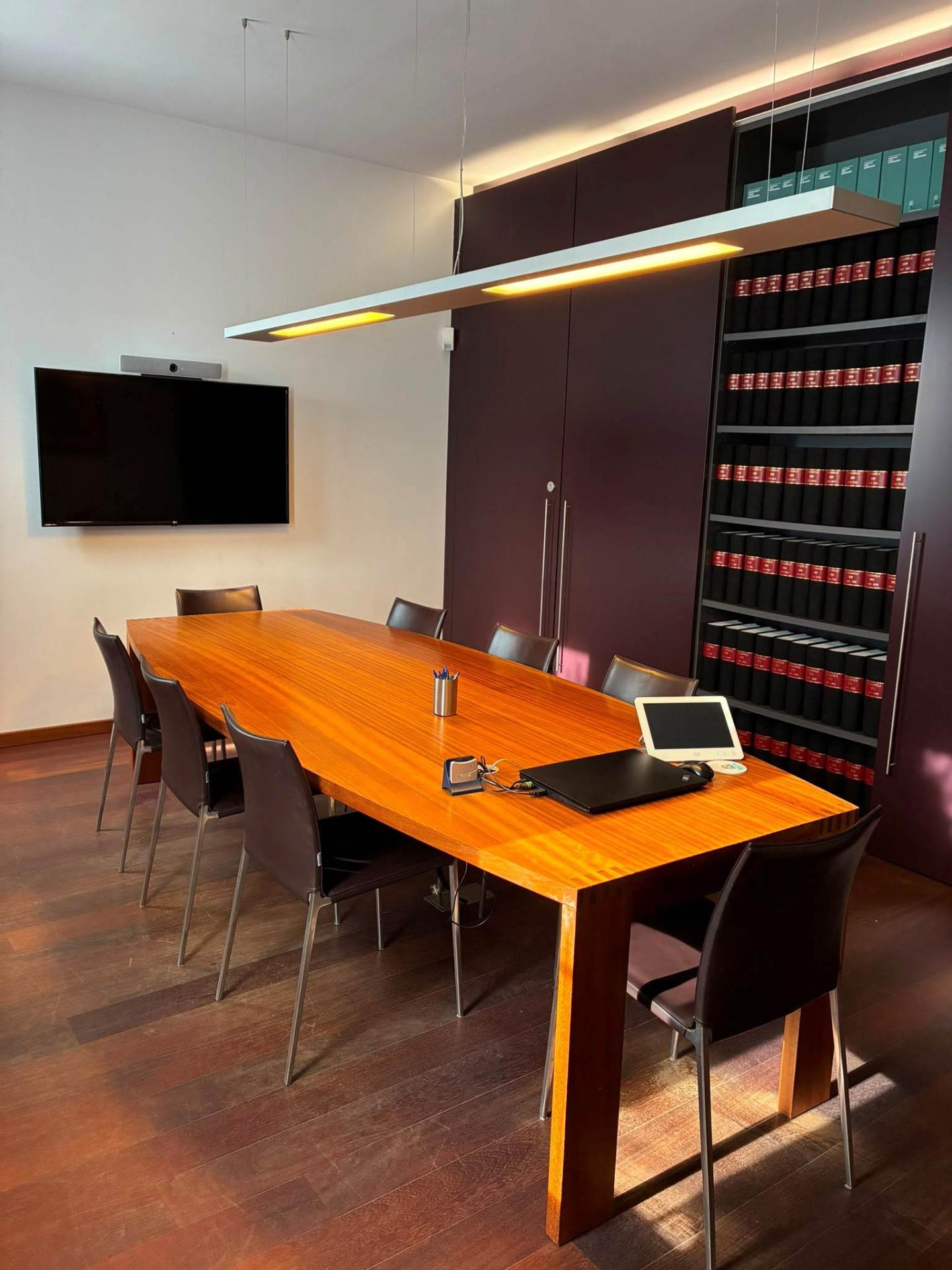 Aktezaal met vergadertafel