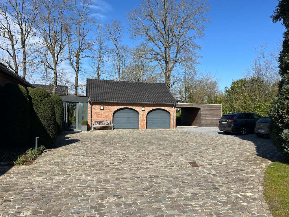 Vooraanzicht kantoor met oprit