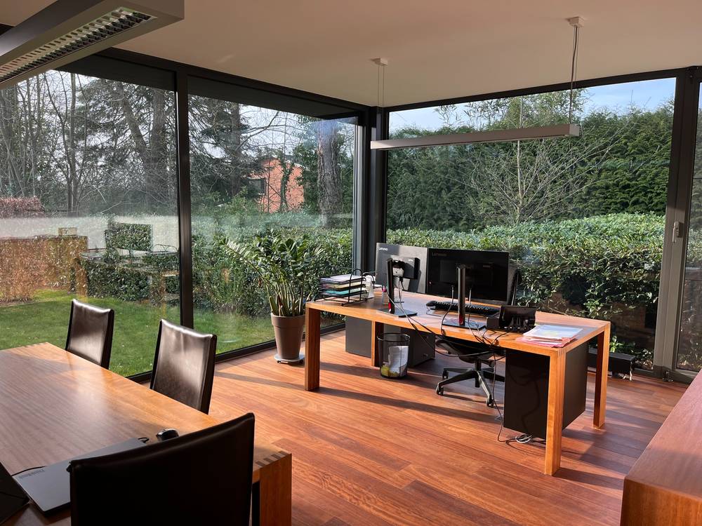 Bureau met uitzicht op de tuin