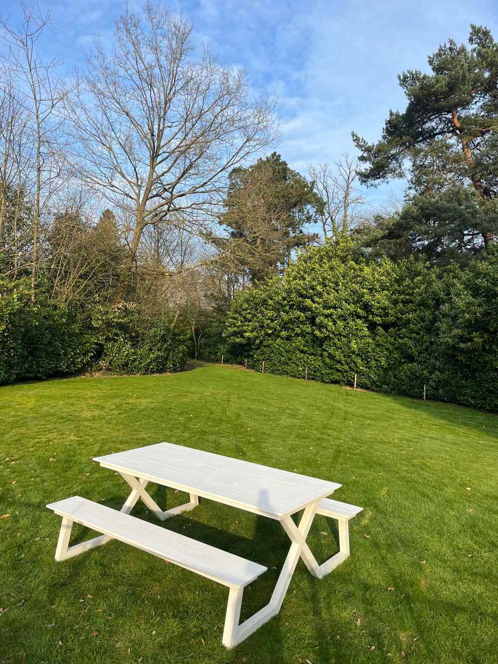 Tuin met picknicktafel
